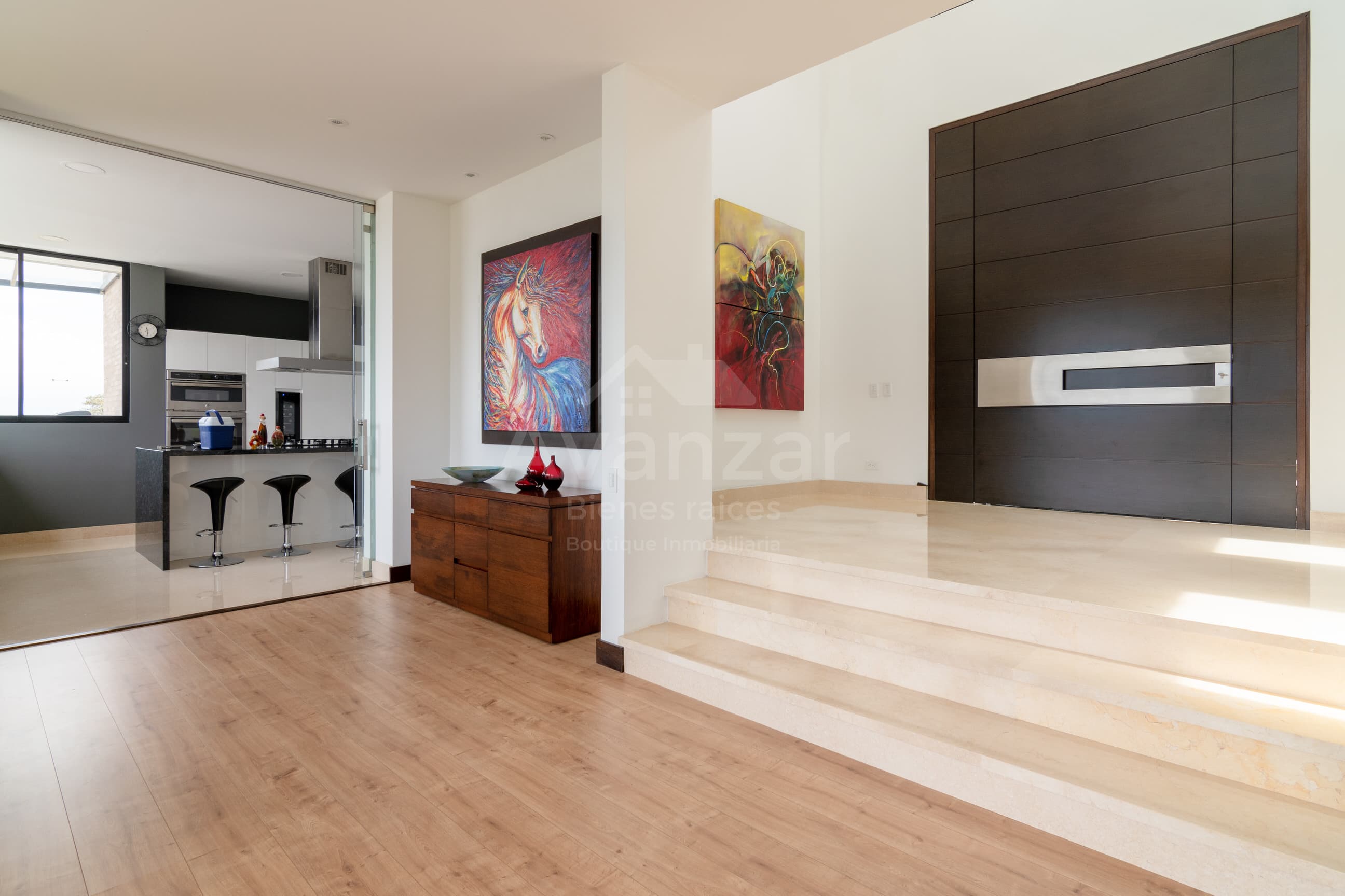 Vestíbulo con escalinata de mármol y panel de madera oscura