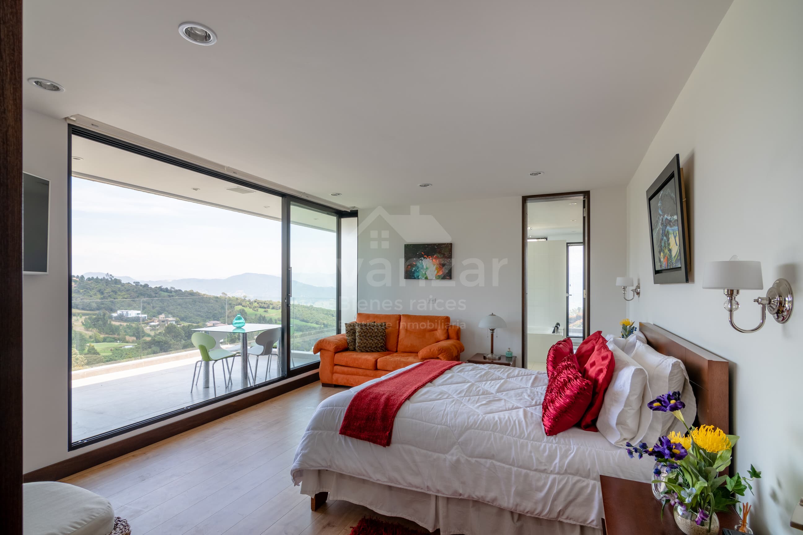 Alcoba principal con ventanal panorámico sobre el campo de golf y el Valle de Sopó