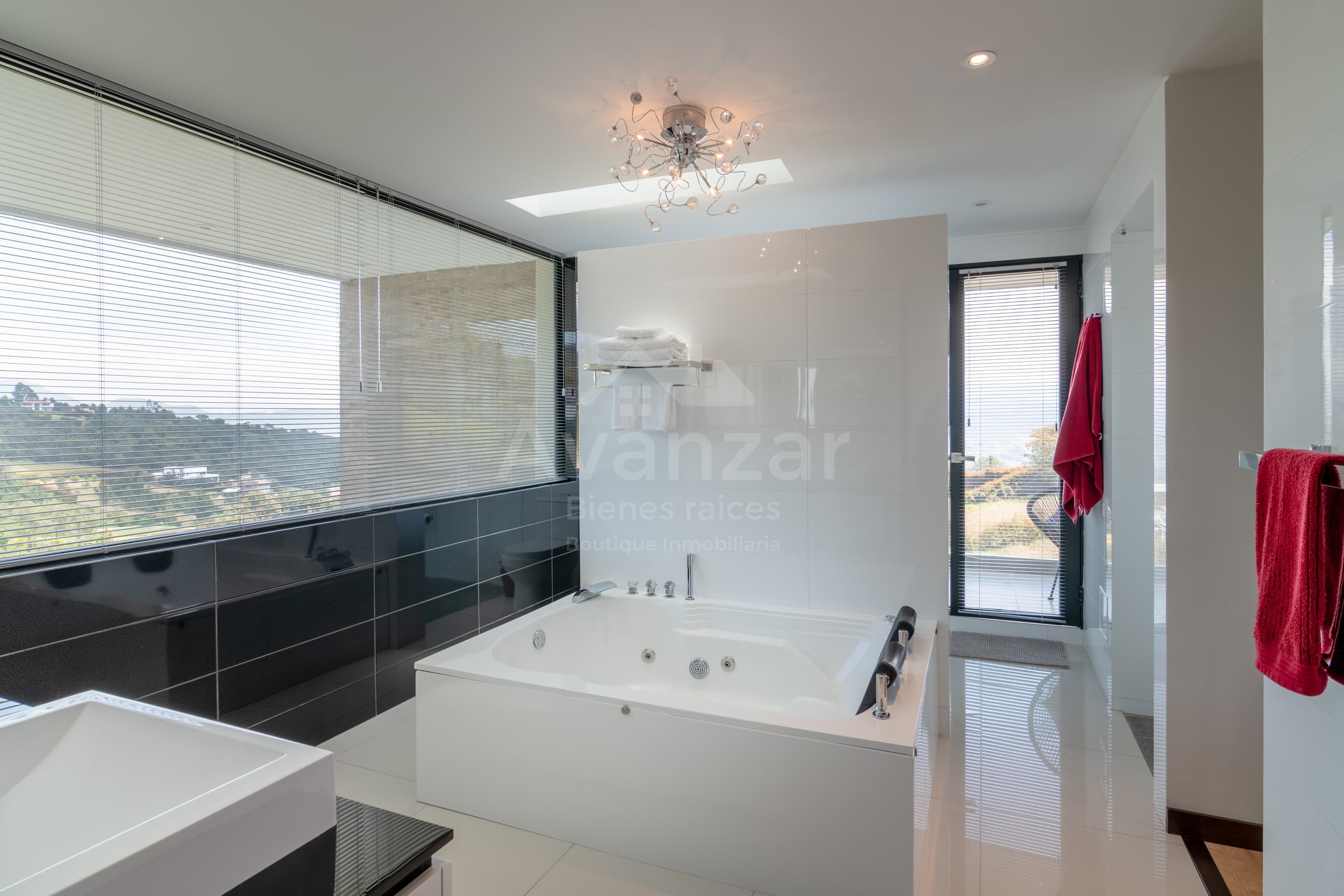 Baño principal con bañera de hidromasaje y vista al valle